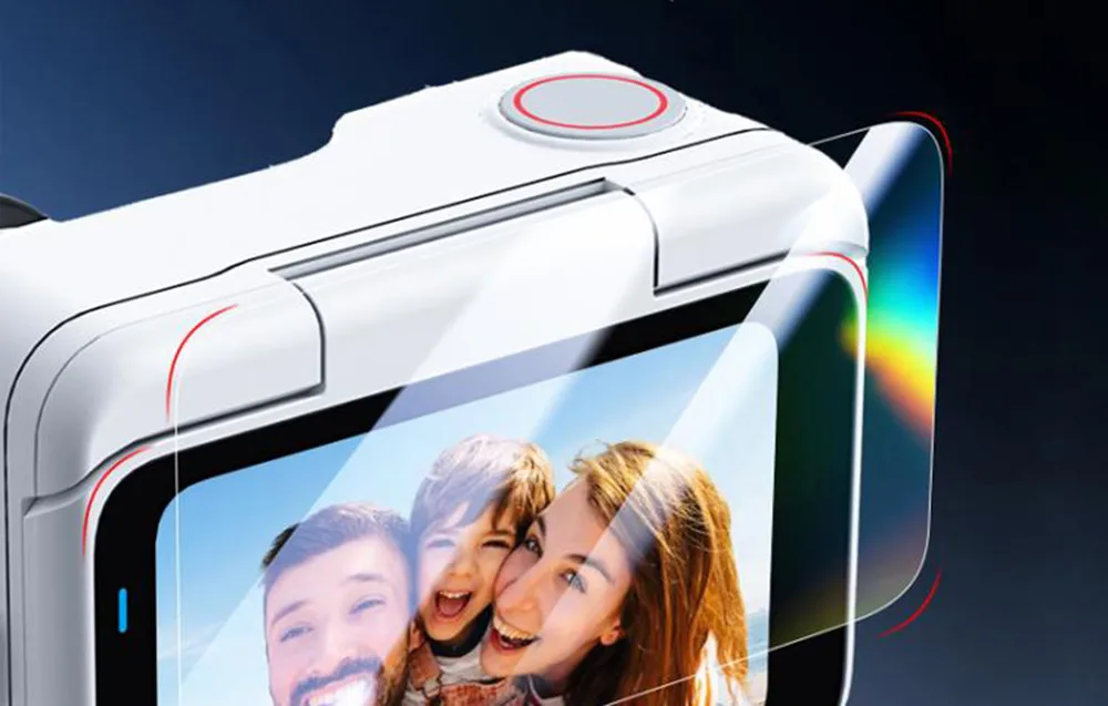 Zbliżenie białych gogli VR z folią ochronną wyświetlającą rodzinne selfie