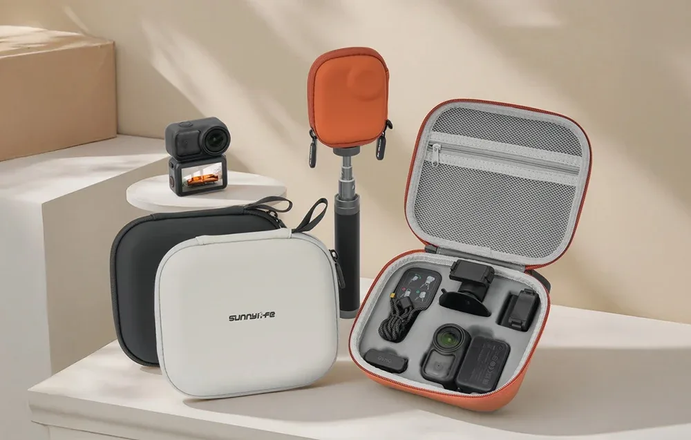 Kilka różnych etui na kamerę i kamera DJI Osmo Nano w jasnej przestrzeni