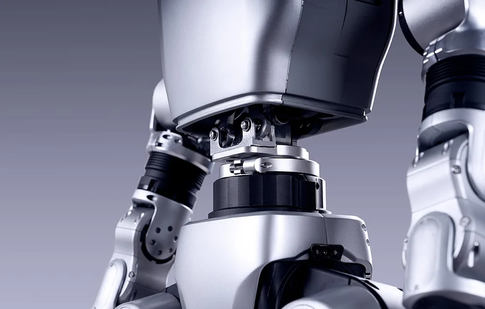 Zbliżenie na korpus i stawy humanoidalnego robota w metalicznej obudowie