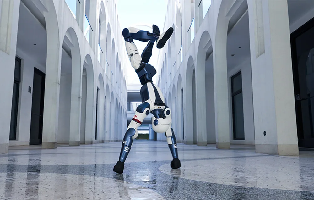 Robot humanoidalny wykonujący precyzyjne stanie na rękach w nowoczesnym korytarzu z białymi łukami
