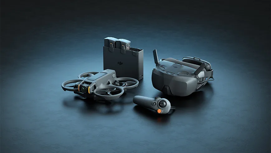 Zestaw DJI Avata 2 złożony z drona, gogli i kontrolera na ciemnym tle