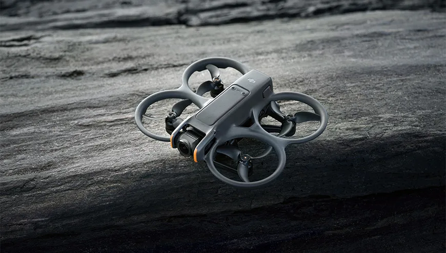 Dron DJI Avata 2 spoczywa na powierzchni