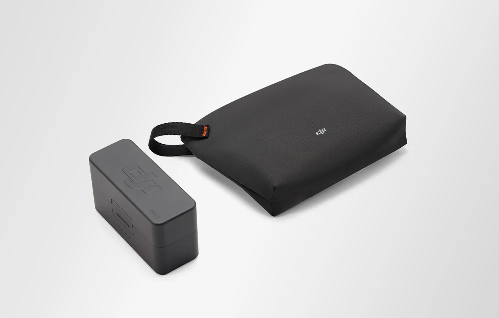 Czarny materiałowy pokrowiec z logo DJI obok szarego etui ładującego z logo DJI i napisem MINI 2