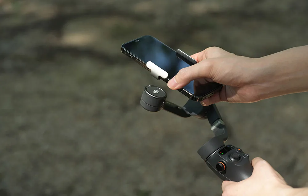 Built-in extension rod on DJI Osmo Mobile 6