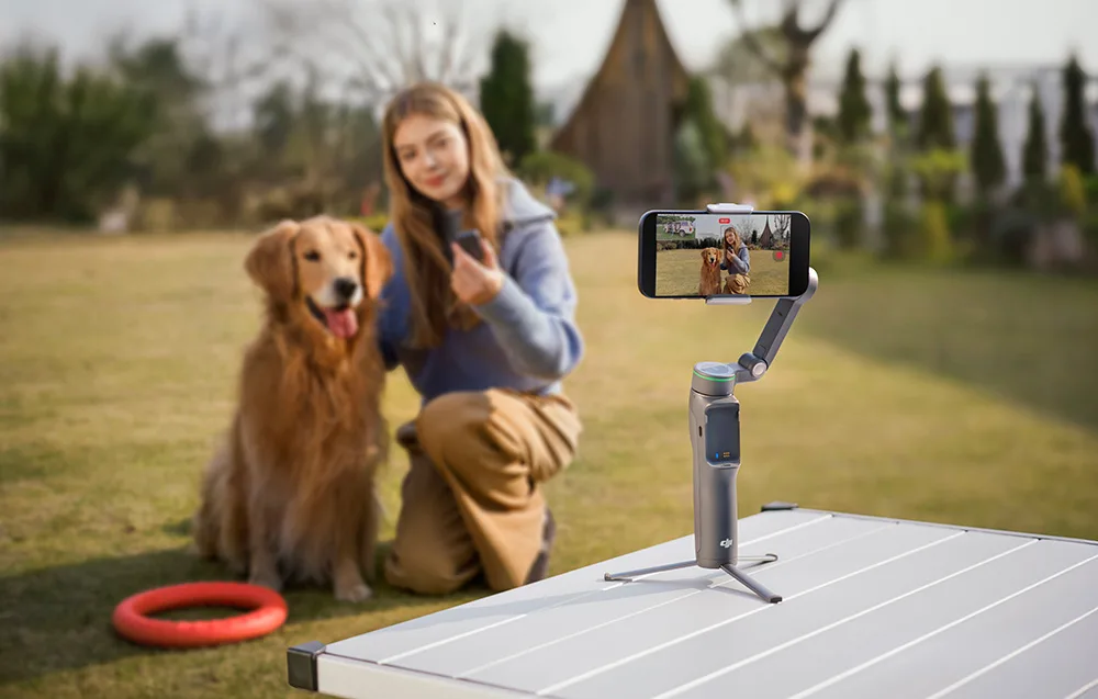 Зйомка зі стабілізатором DJI Osmo Mobile 8P під час прогулянки з собакою