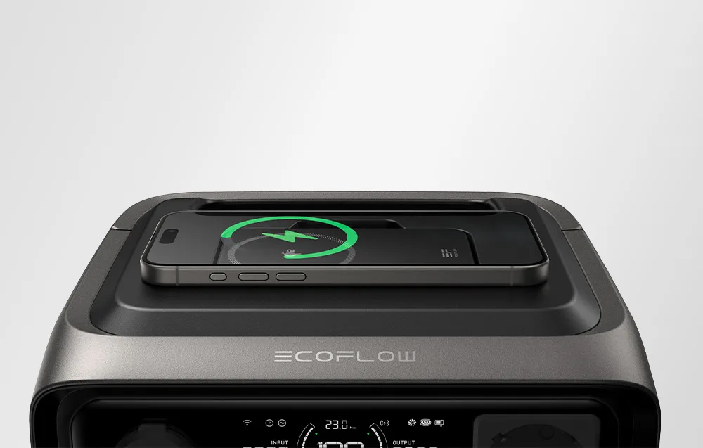 Stacja zasilania EcoFlow, na której ładuje się bezprzewodowo smartfon
