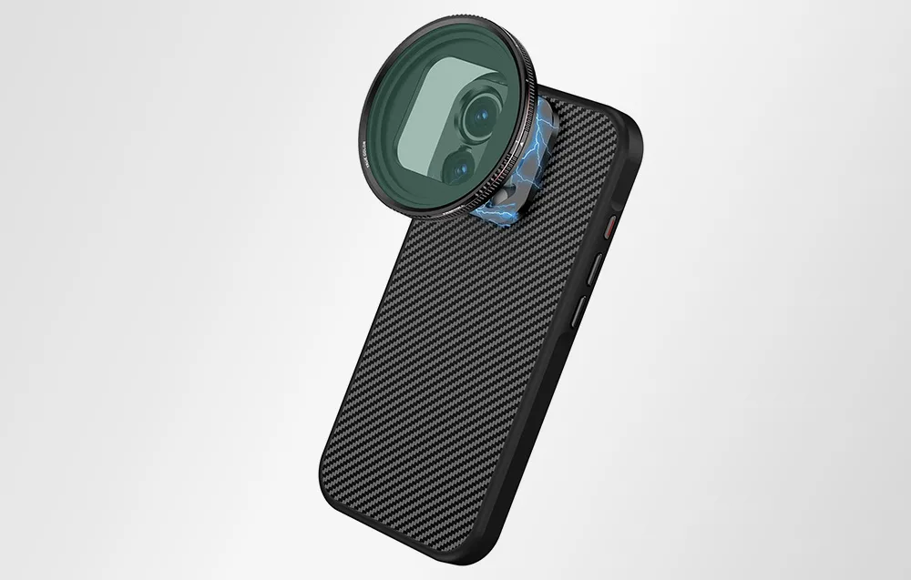 iPhone w etui o wzorze karbonu z zamontowanym magnetycznie dużym, ciemnym filtrem fotograficznym.