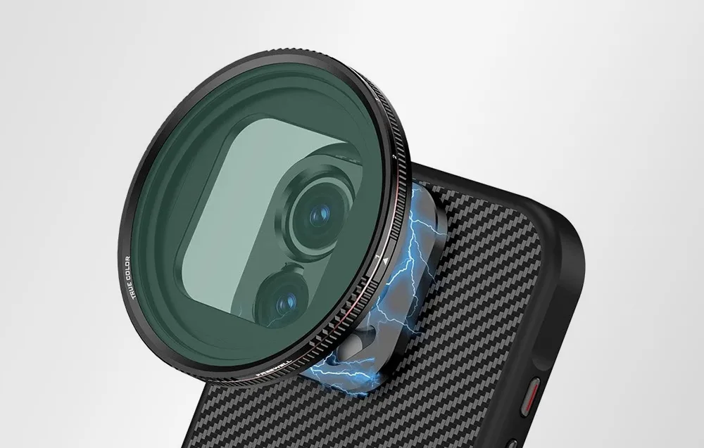 iPhone w etui o wzorze karbonu z zamontowanym magnetycznie dużym, ciemnym filtrem fotograficznym.