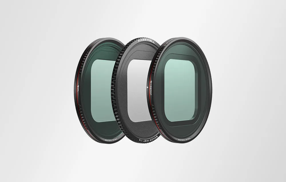 Trzy różne rodzaje szklanych filtrów fotograficznych w czarnych oprawkach ustawione obok siebie.