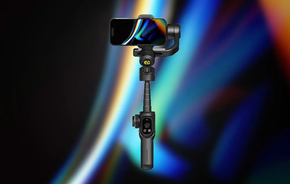 Czarny gimbal ze smartfonem wyświetlającym kolorowy ekran na ciemnym tle z tęczowymi refleksami.