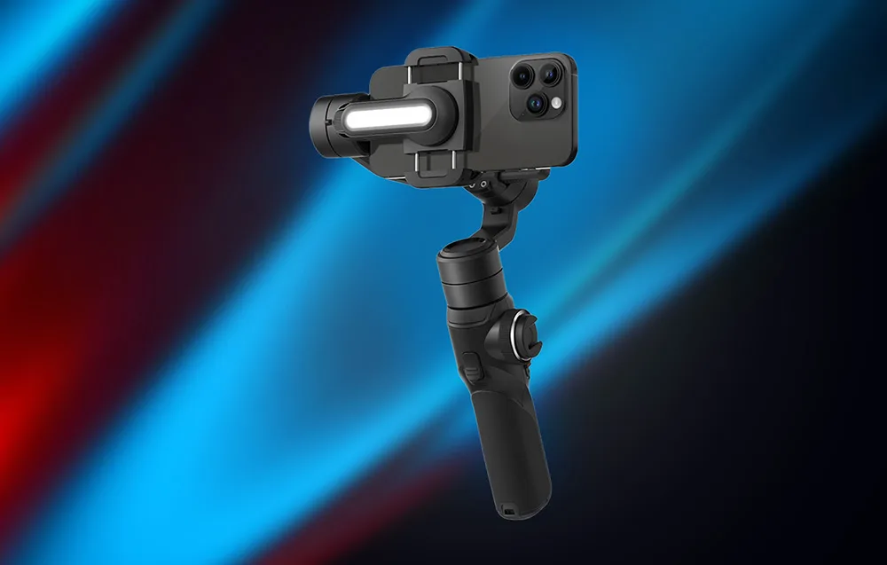 Czarny gimbal ze smartfonem i lampą doświetlającą na granatowo-niebieskim gradientowym tle.