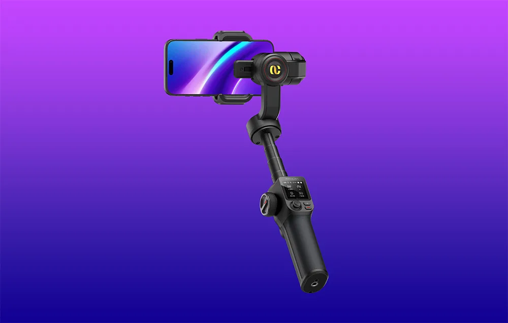 Gimbal ze smartfonem w pozycji poziomej prezentowany na fioletowym tle gradientowym.