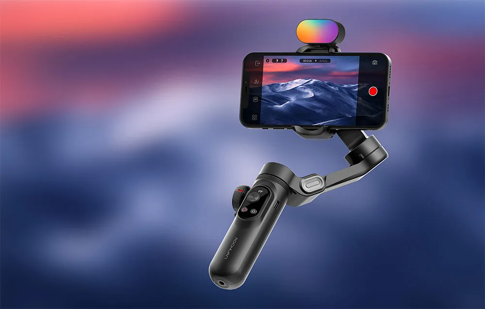 Gimbal ze smartfonem nagrywającym krajobraz górski z modułem RGB