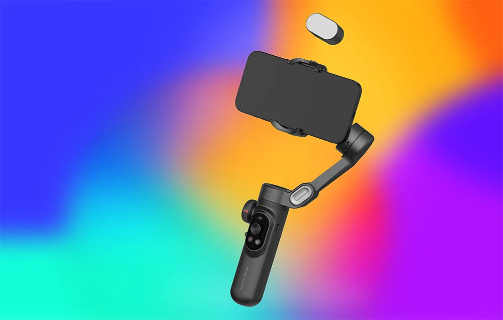 Gimbal ze smartfonem i odłączonym modułem RGB unoszącym się nad urządzeniem na kolorowym tle.