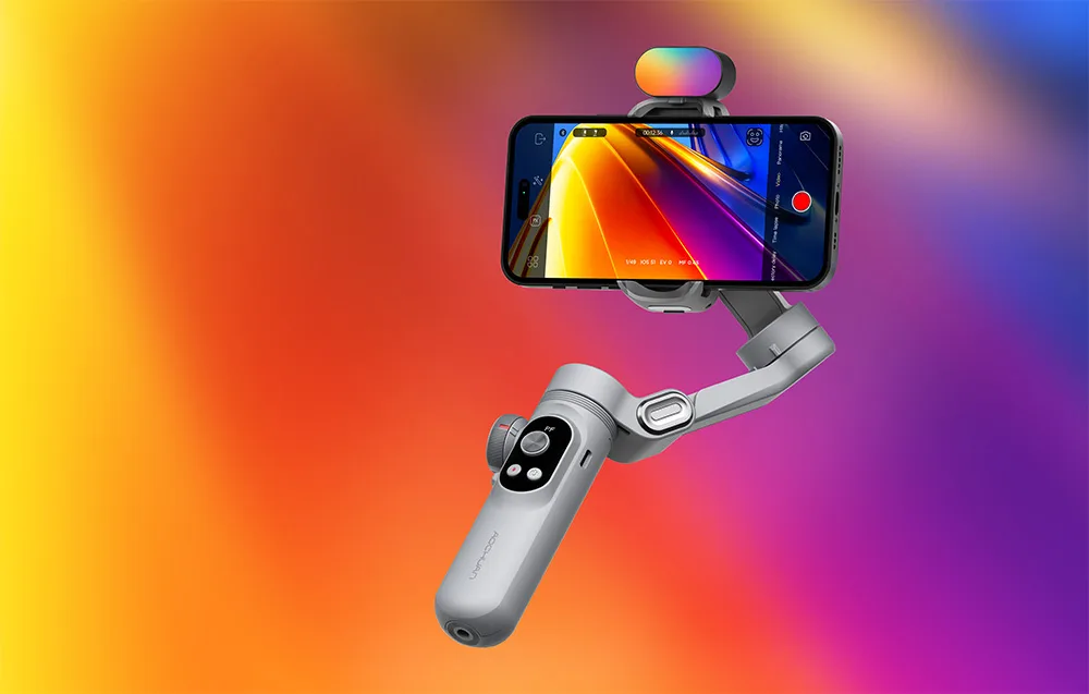 Gimbal ze smartfonem i kolorowym modułem kamery na górze, prezentowany na intensywnym, gradientowym tle.