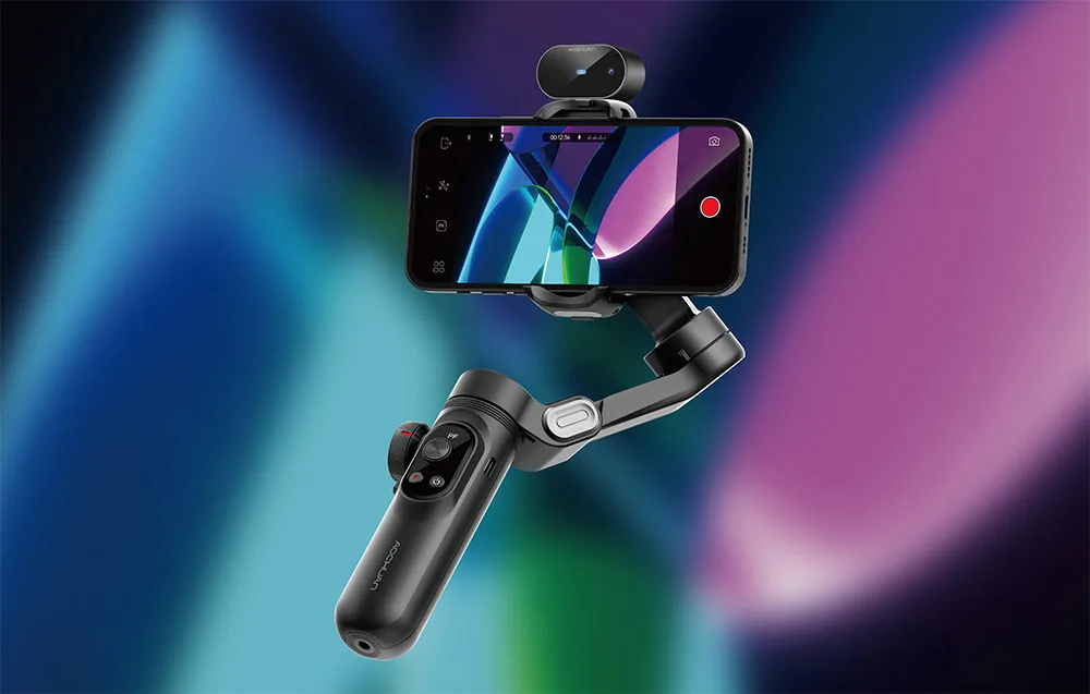 Gimbal ze smartfonem w trybie nagrywania wideo, z widocznym interfejsem na ekranie, na abstrakcyjnym, kolorowym tle.