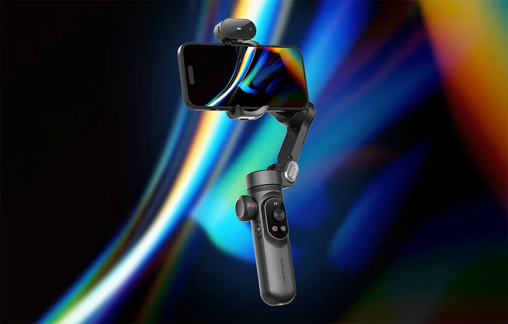 Stabilizator ręczny ze smartfonem i modułem AI na górze na tle kolorowych, dynamicznych smug światła.