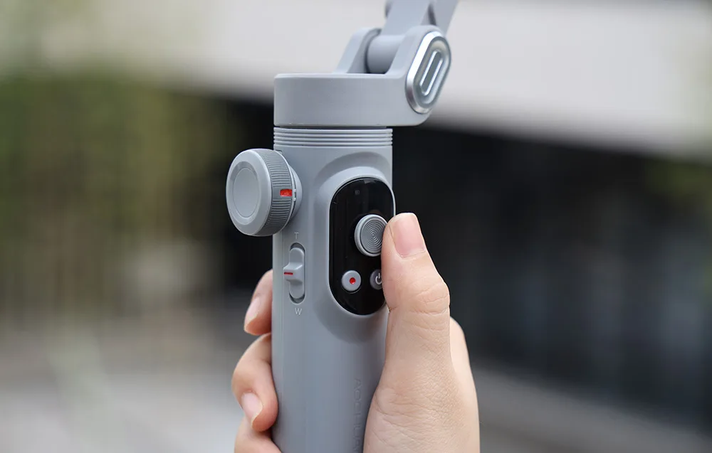 Zbliżenie na dłoń obsługującą joystick i przyciski gimbala podczas użytkowania.