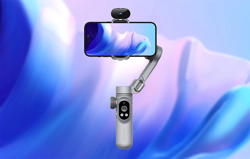 Stabilizator ręczny ze smartfonem i modułem kamery na pastelowym, abstrakcyjnym tle.