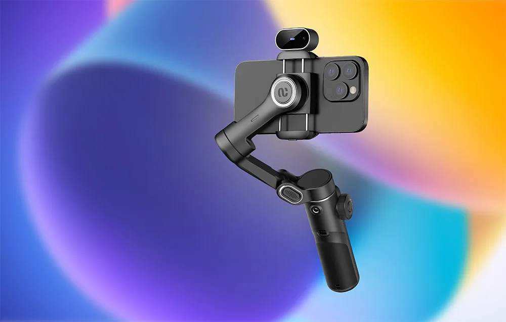 Czarny gimbal ze smartfonem i modułem AI zamocowanym na górze, na kolorowym gradientowym tle.
