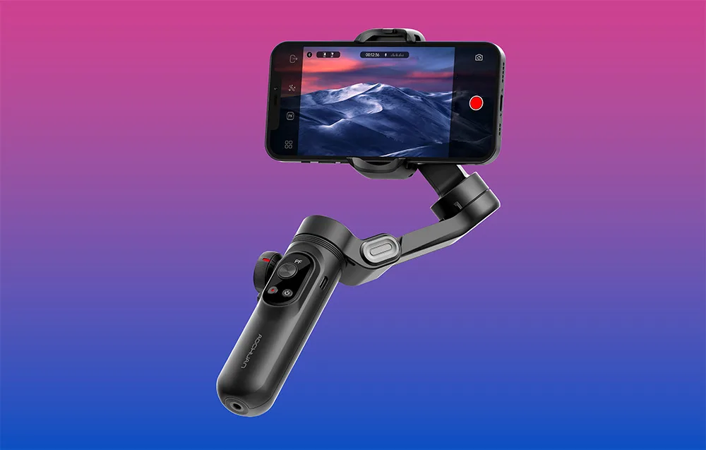 Gimbal ze smartfonem prezentowany na gradientowym tle, z widocznym ekranem nagrywania krajobrazu.