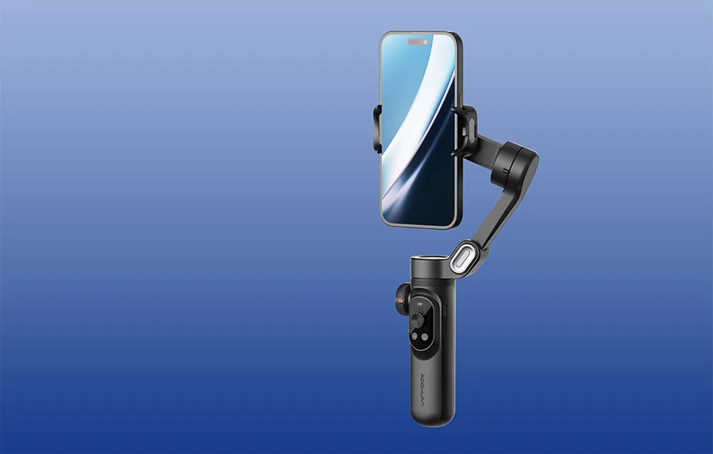 Gimbal ze smartfonem ustawiony pionowo na niebieskim tle, prezentacja produktu.