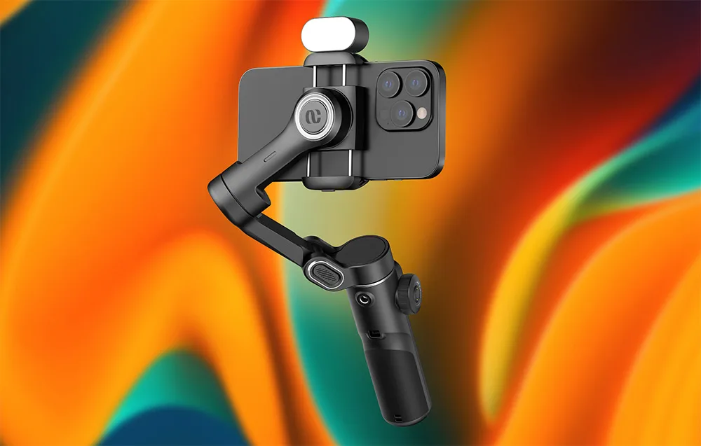 Czarny gimbal ze smartfonem i lampą zamocowaną na górze, na kolorowym gradientowym tle.