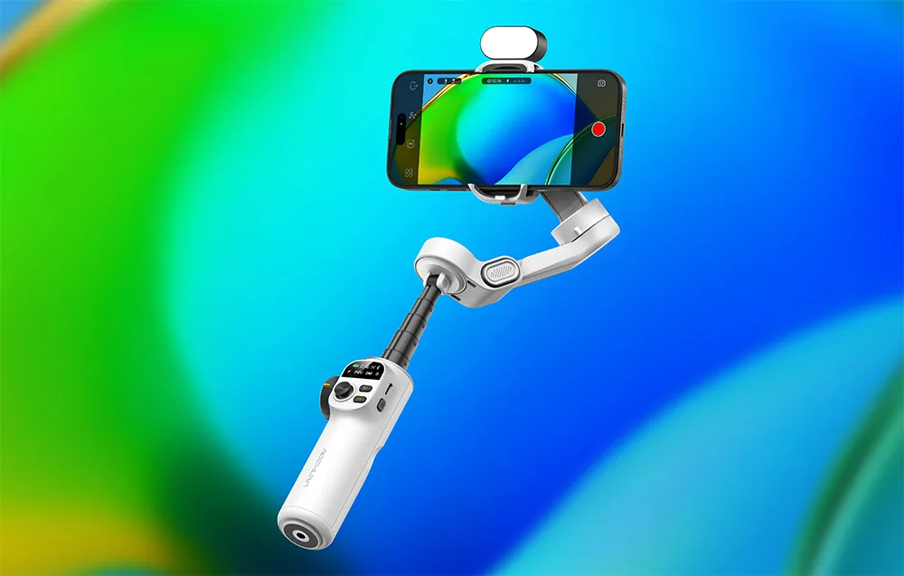 Gimbal ze smartfonem i lampą doświetlającą na górze, na gradientowym tle w odcieniach zieleni i niebieskiego.