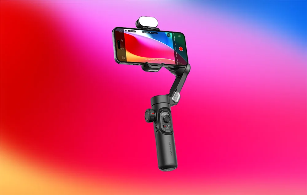 Gimbal ze smartfonem w trybie nagrywania zaprezentowany na różowo-niebieskim tle gradientowym.