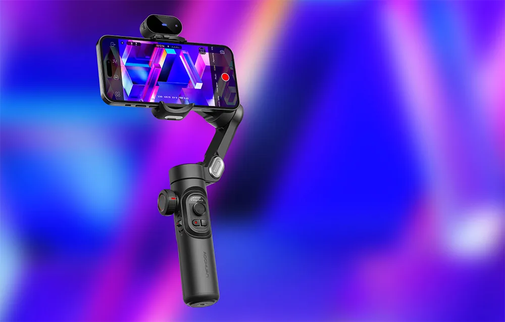 Gimbal ze smartfonem w trakcie nagrywania, pokazany na fioletowo-niebieskim tle z efektem świetlnym.
