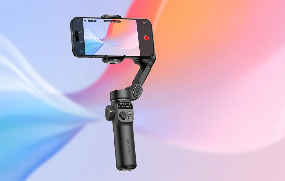 Gimbal do smartfona sfotografowany pod innym kątem na kolorowym gradientowym tle.