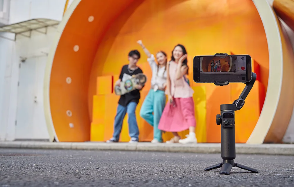 Gimbal nagrywający trójkę przyjaciół w pomarańczowym tunelu.