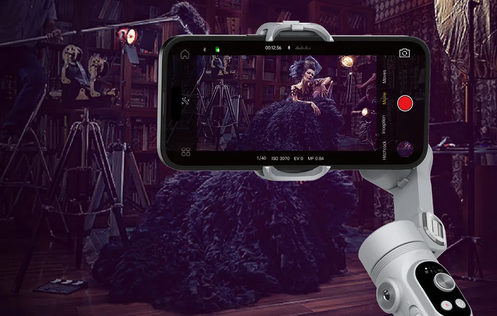 Gimbal ze smartfonem nagrywający elegancką sesję zdjęciową w klimatycznym studio ze starodawnym wystrojem.