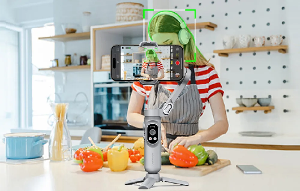 Gimbal na mini statywie nagrywający kobietę gotującą w kuchni z aktywnym śledzeniem twarzy.