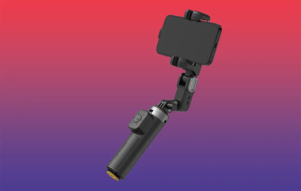 Czarny gimbal ze smartfonem w pozycji poziomej na gradientowym tle czerwono-fioletowym.