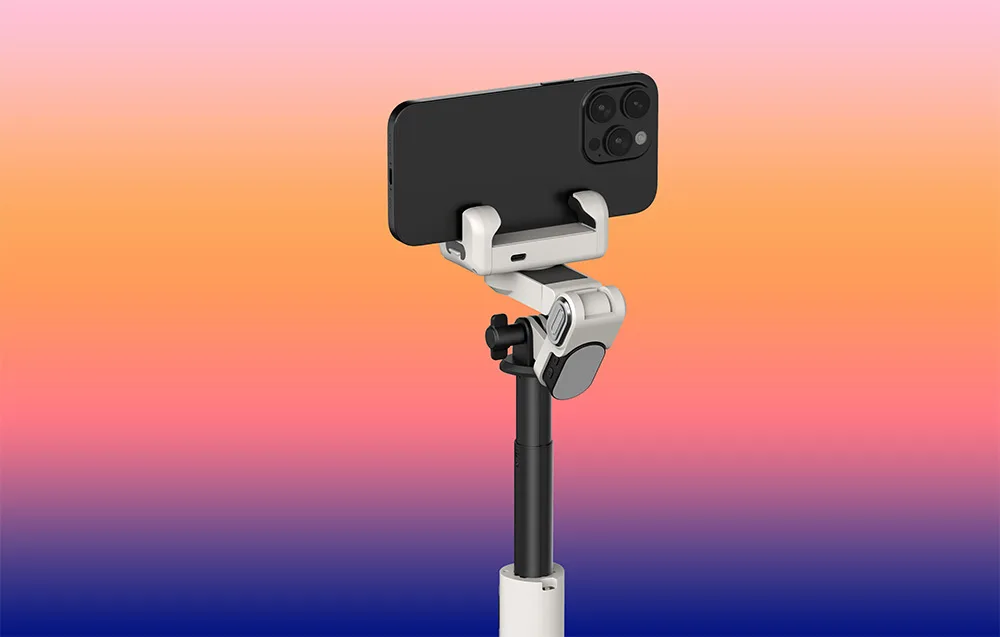 Gimbal ze smartfonem widoczny od tyłu, zamocowany na wysięgniku na gradientowym tle.