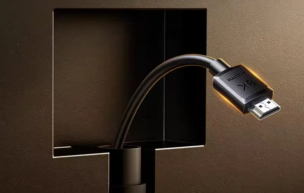 Złącze HDMI 8K podłączone do tylnego panelu monitora z podświetleniem na ciemnym tle