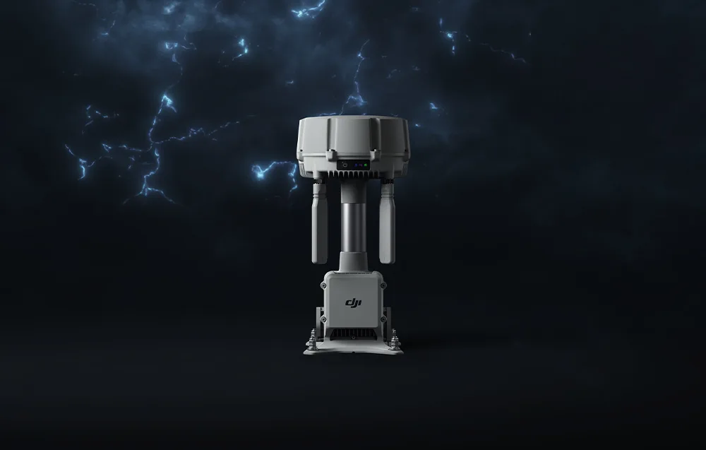 Stacja DJI O4 Ground Station zamontowane na statywie z antenami, przedstawione na ciemnym tle z motywem wyładowań atmosferycznych