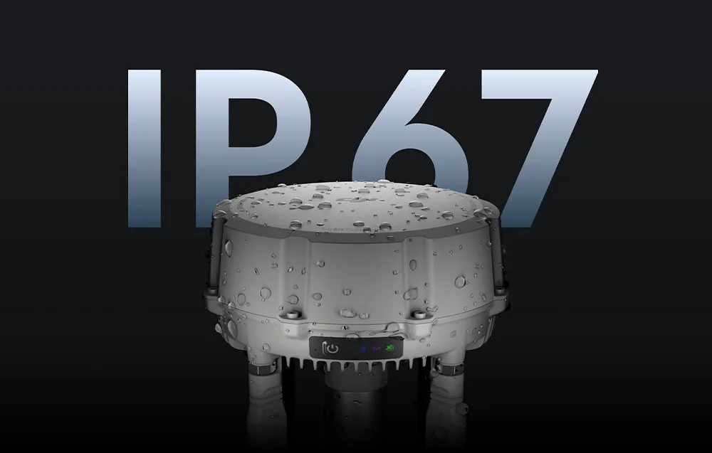 Pokryty kroplami wody wierzchołek stacji DJI O4 Ground Station na ciemnym tle z napisem IP67