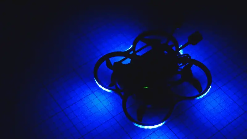Bezszczotkowy quadcopter typu whoop Pavo20 Pro II z paskiem LED RGB NightFire