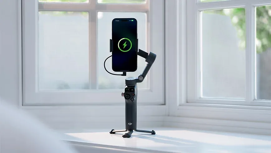 Gimbal DJI Osmo Mobile 8 ładujący zamontowany na nim telefon