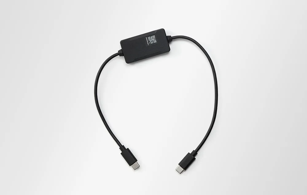 Kabel sterowania gimbalem DJI SDR Transmission 2 (USB-C do CAN) na jasnoszarym tle