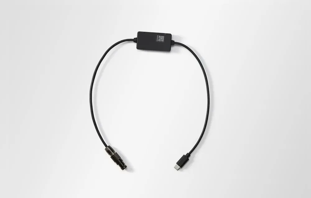 Kabel sterowania gimbalem DJI SDR Transmission 2 (USB-C do 4-pinowego złącza) na jasnoszarym tle