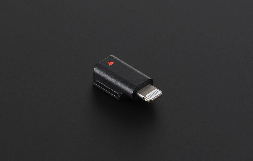 czarny adapter lightning na czarnym tle