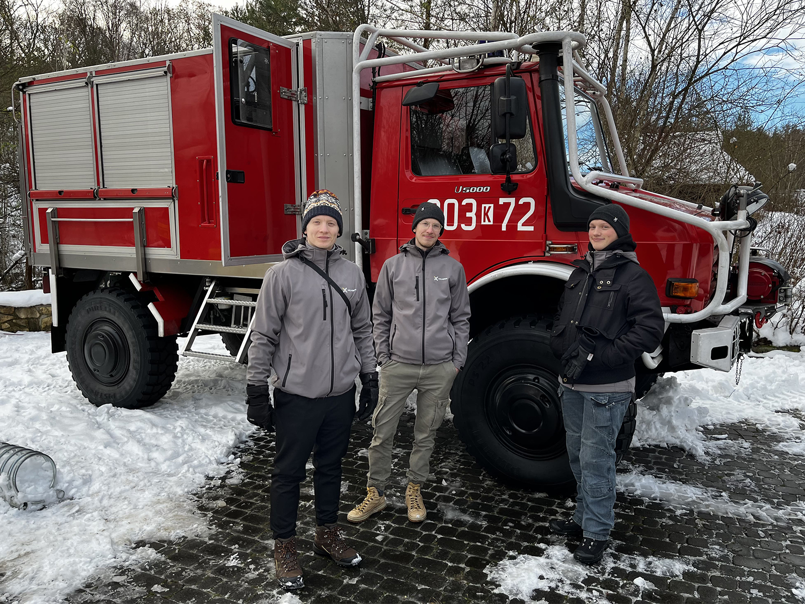 Doradca prezentujący kontroler i drona