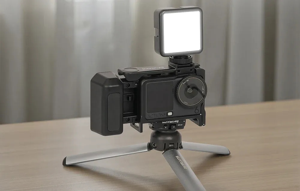 Kamera DJI Osmo Action 6 w ramce Sunnylife z mocowaniem cold shoe