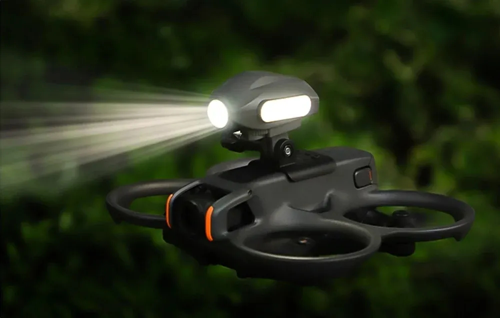 Dron DJI Avata 2 z adapterem Sunnylife i kamerą sportową