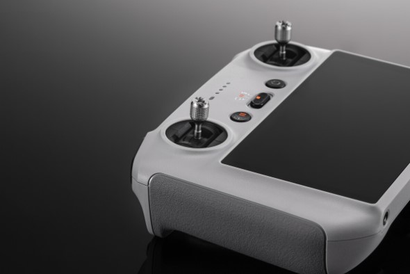 Drążki schowane wewnątrz kontrolera DJI RC