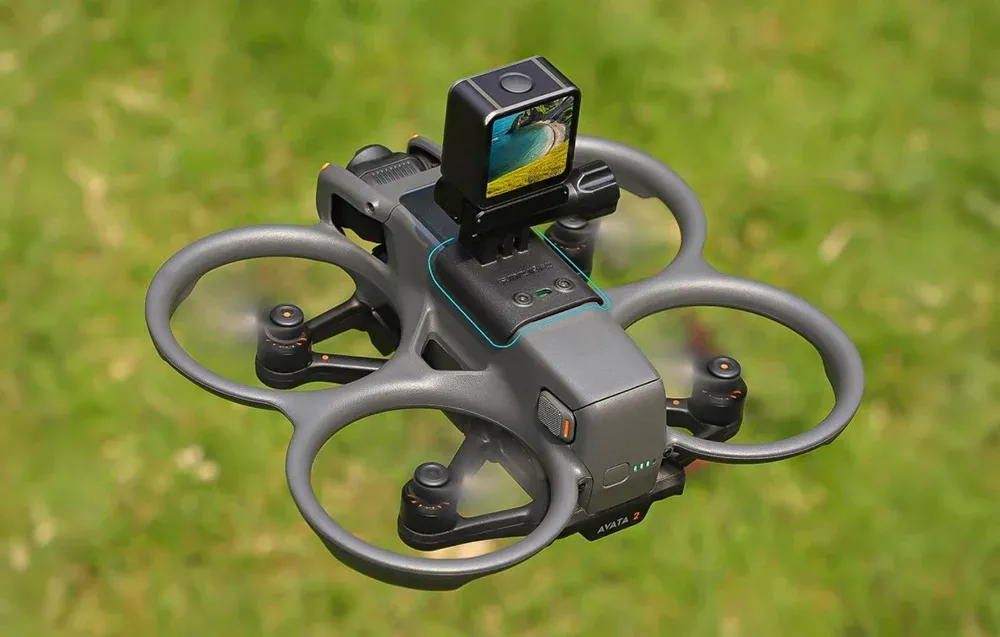 DJI Avata 2 w locie z adapterem Sunnylife i lampą LED