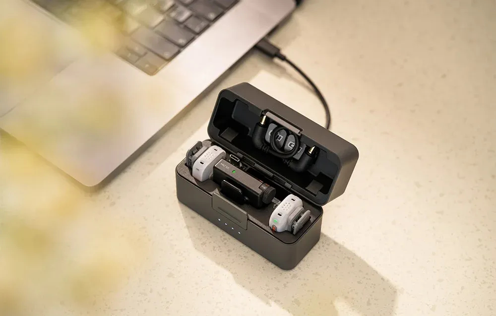 Etui ładujące DJI Mic Mini 2S podczas pracy z systemem mikrofonowym